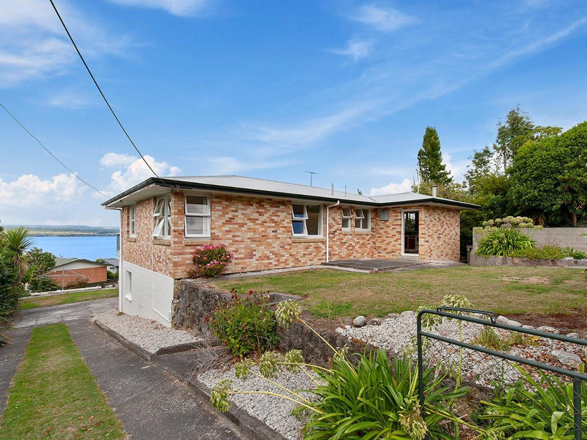 Lofty Lakeviews - Acacia Bay Holiday Home Taupomeer Buitenkant foto