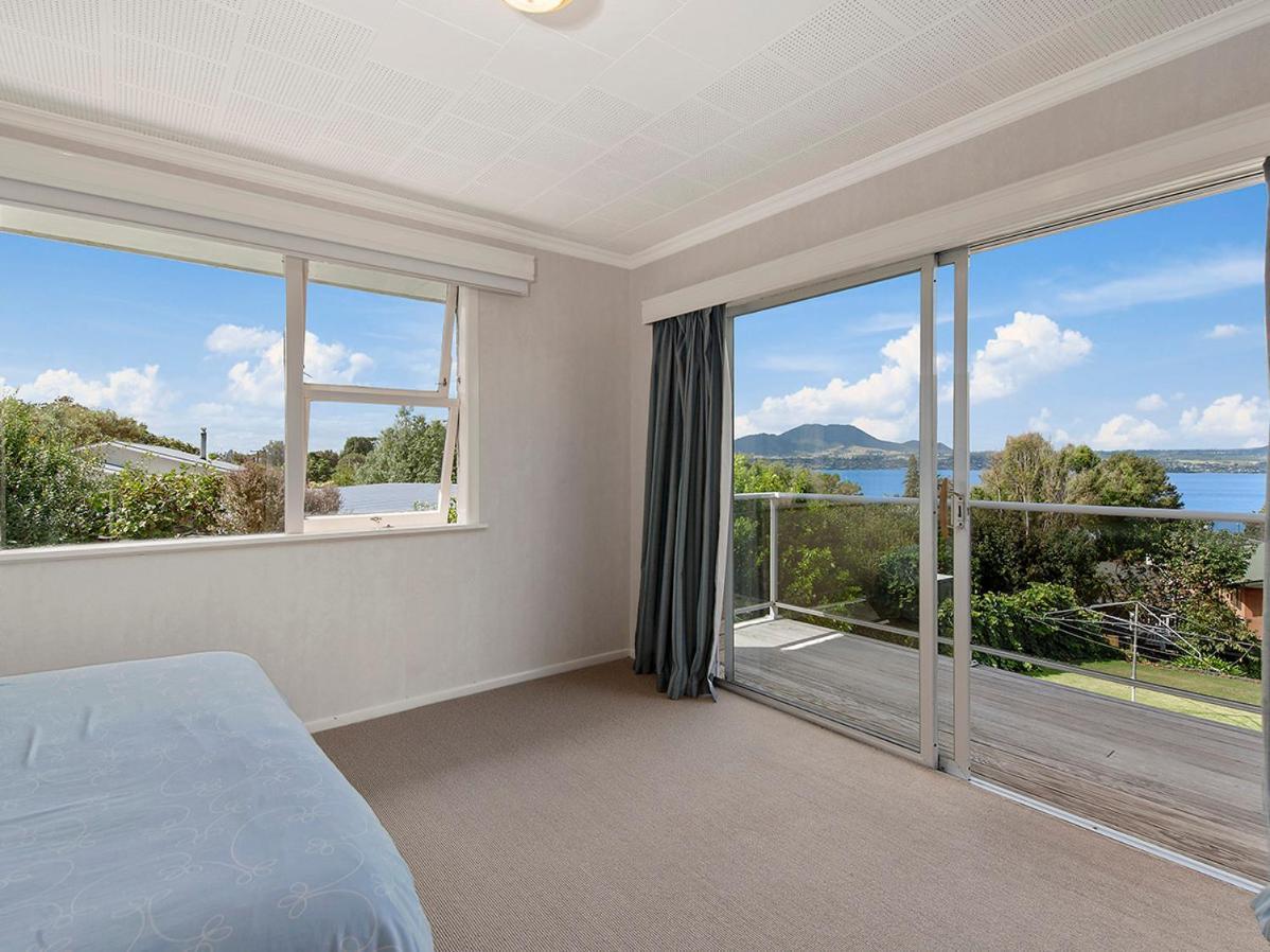 Lofty Lakeviews - Acacia Bay Holiday Home Taupomeer Buitenkant foto