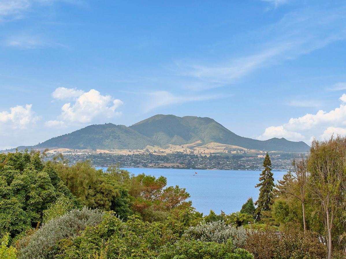 Lofty Lakeviews - Acacia Bay Holiday Home Taupomeer Buitenkant foto