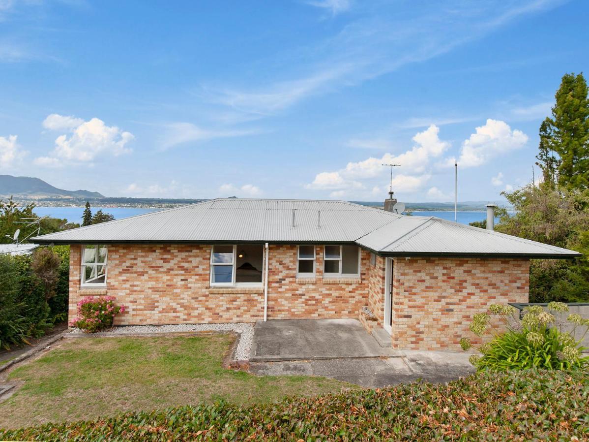 Lofty Lakeviews - Acacia Bay Holiday Home Taupomeer Buitenkant foto