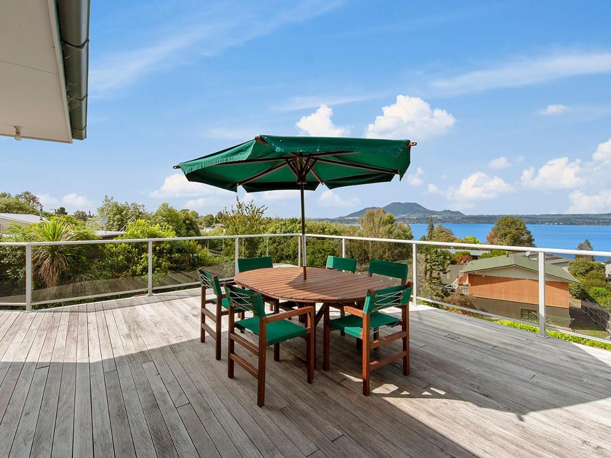 Lofty Lakeviews - Acacia Bay Holiday Home Taupomeer Buitenkant foto