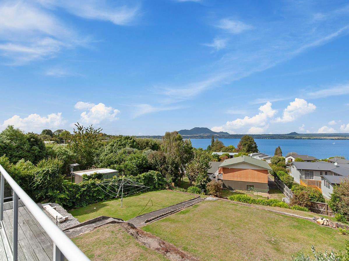Lofty Lakeviews - Acacia Bay Holiday Home Taupomeer Buitenkant foto