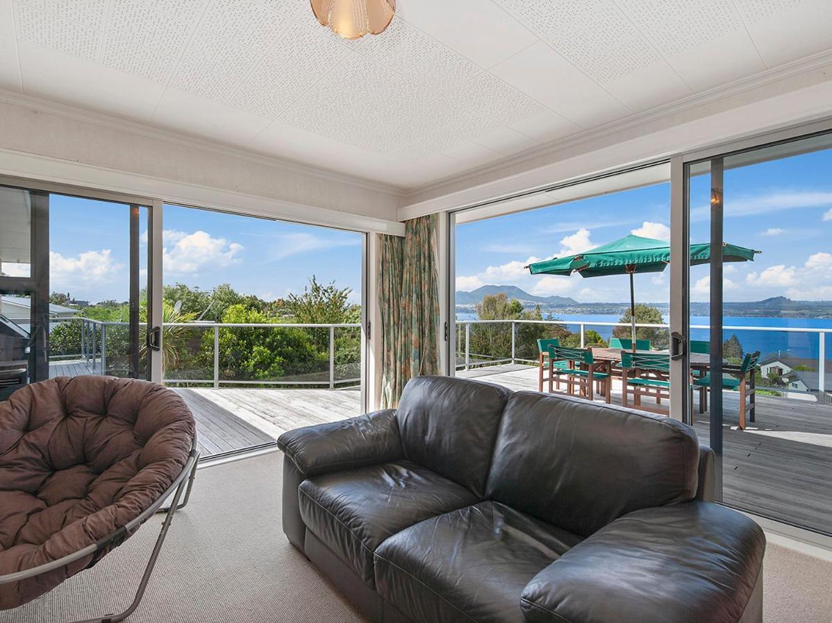 Lofty Lakeviews - Acacia Bay Holiday Home Taupomeer Buitenkant foto