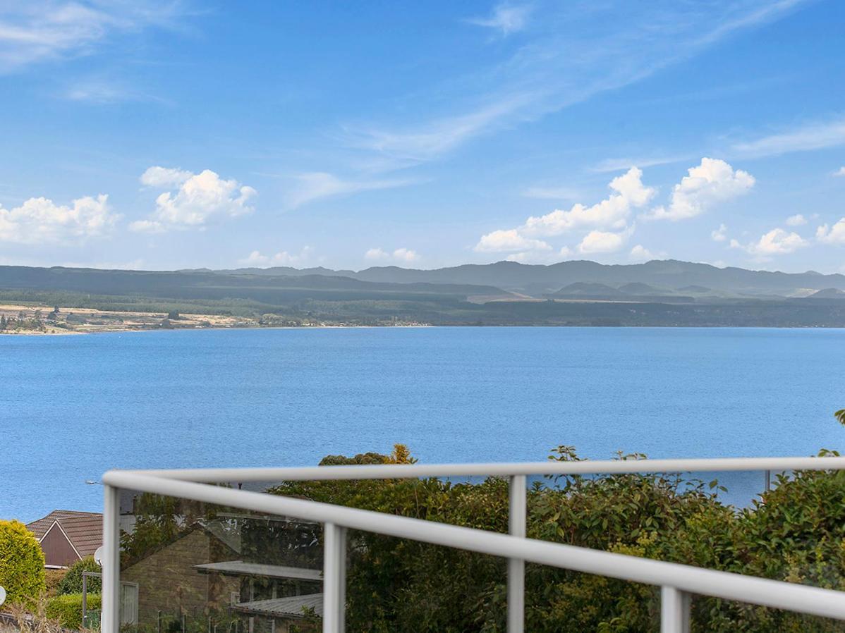 Lofty Lakeviews - Acacia Bay Holiday Home Taupomeer Buitenkant foto