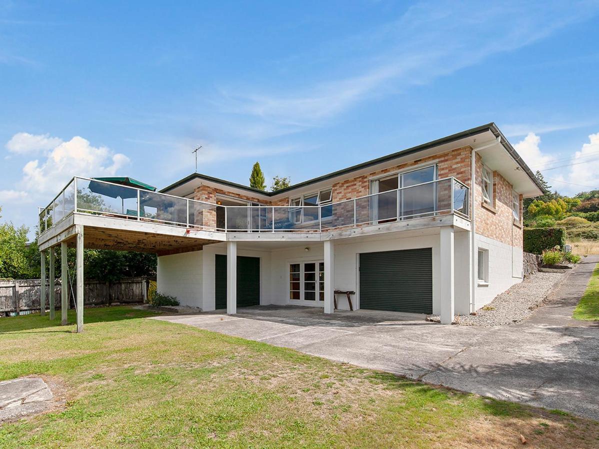Lofty Lakeviews - Acacia Bay Holiday Home Taupomeer Buitenkant foto