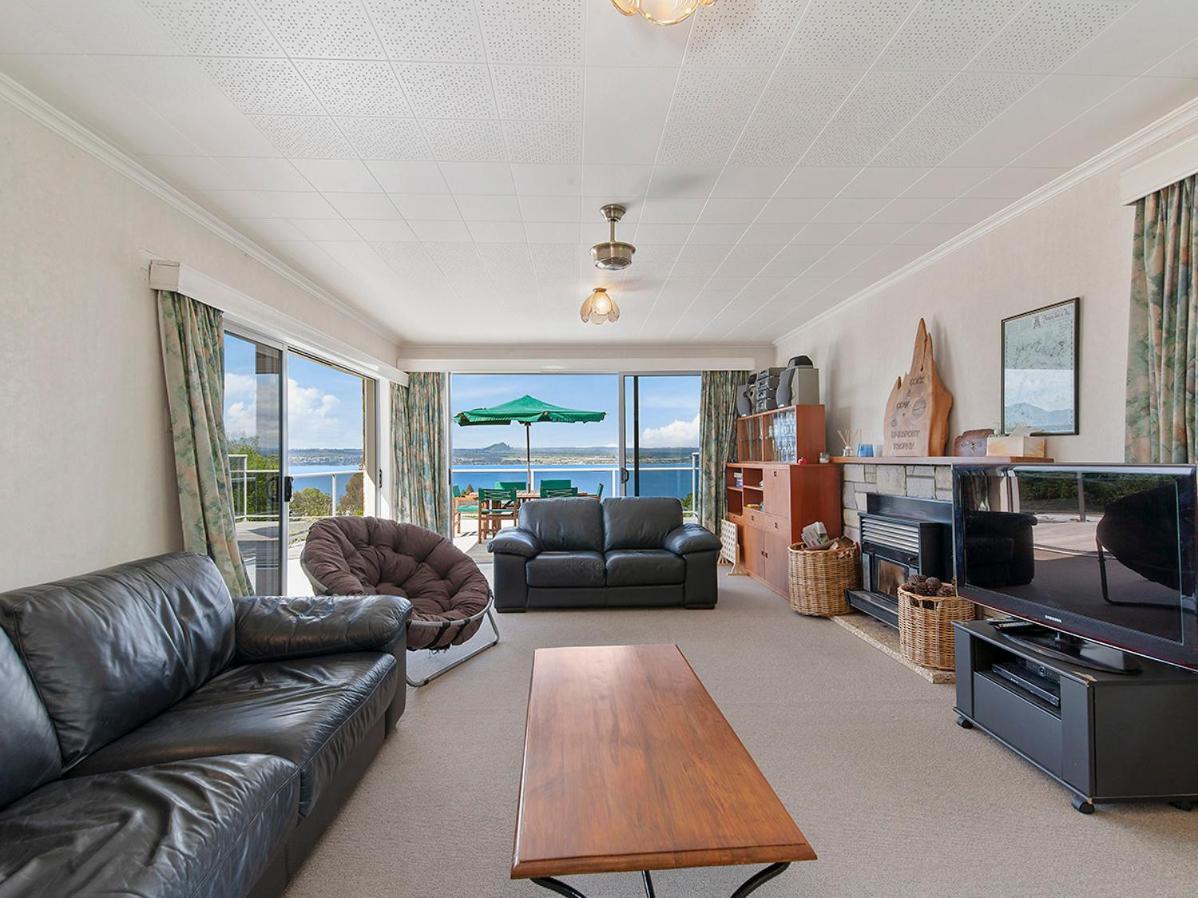 Lofty Lakeviews - Acacia Bay Holiday Home Taupomeer Buitenkant foto